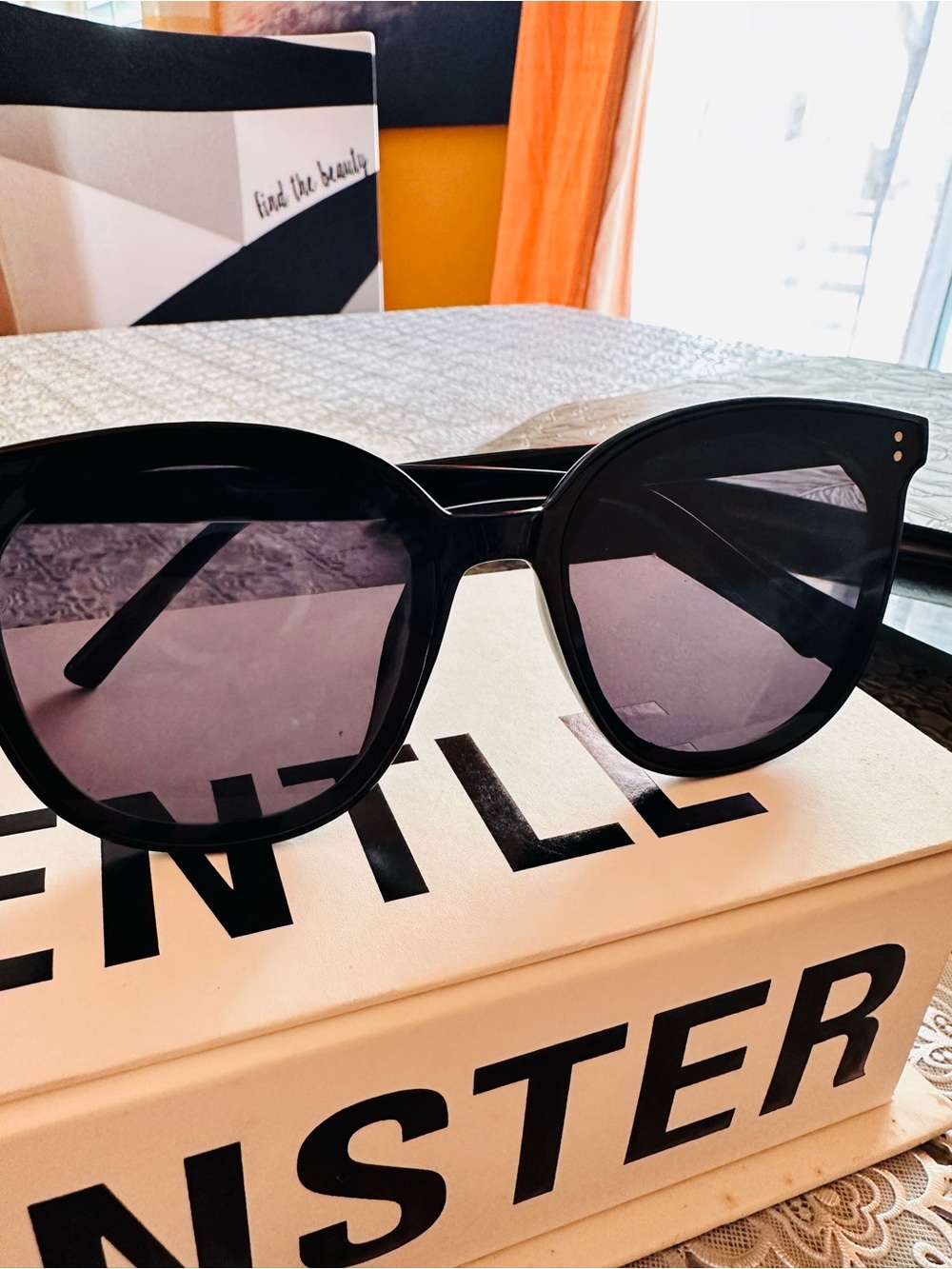 Black Oversized Women’s Sunglasses - - Picture 2 of 5